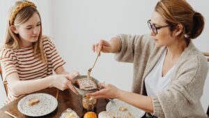 बहुत से लोग शिकायत करते हैं कि उन्हें दिन चढ़ते ही थकान महसूस होने लगती है, काम में मन नहीं लगता या बार-बार नींद आने लगती है। ज़्यादातर मामलों में इसकी वजह कोई बीमारी नहीं, बल्कि सुबह का गलत या अधूरा नाश्ता होता है। रात की लंबी नींद के बाद शरीर की ऊर्जा लगभग खत्म हो चुकी होती है। ऐसे में सुबह जो पहला भोजन हम करते हैं, वही तय करता है कि हमारा दिन सुस्त रहेगा या एनर्जेटिक।